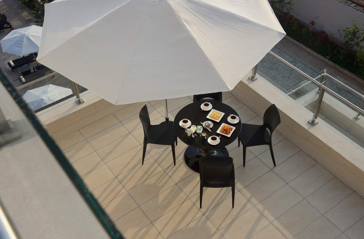 טירופאטי Marasa Sarovar Premiere מראה חיצוני תמונה A patio umbrella
