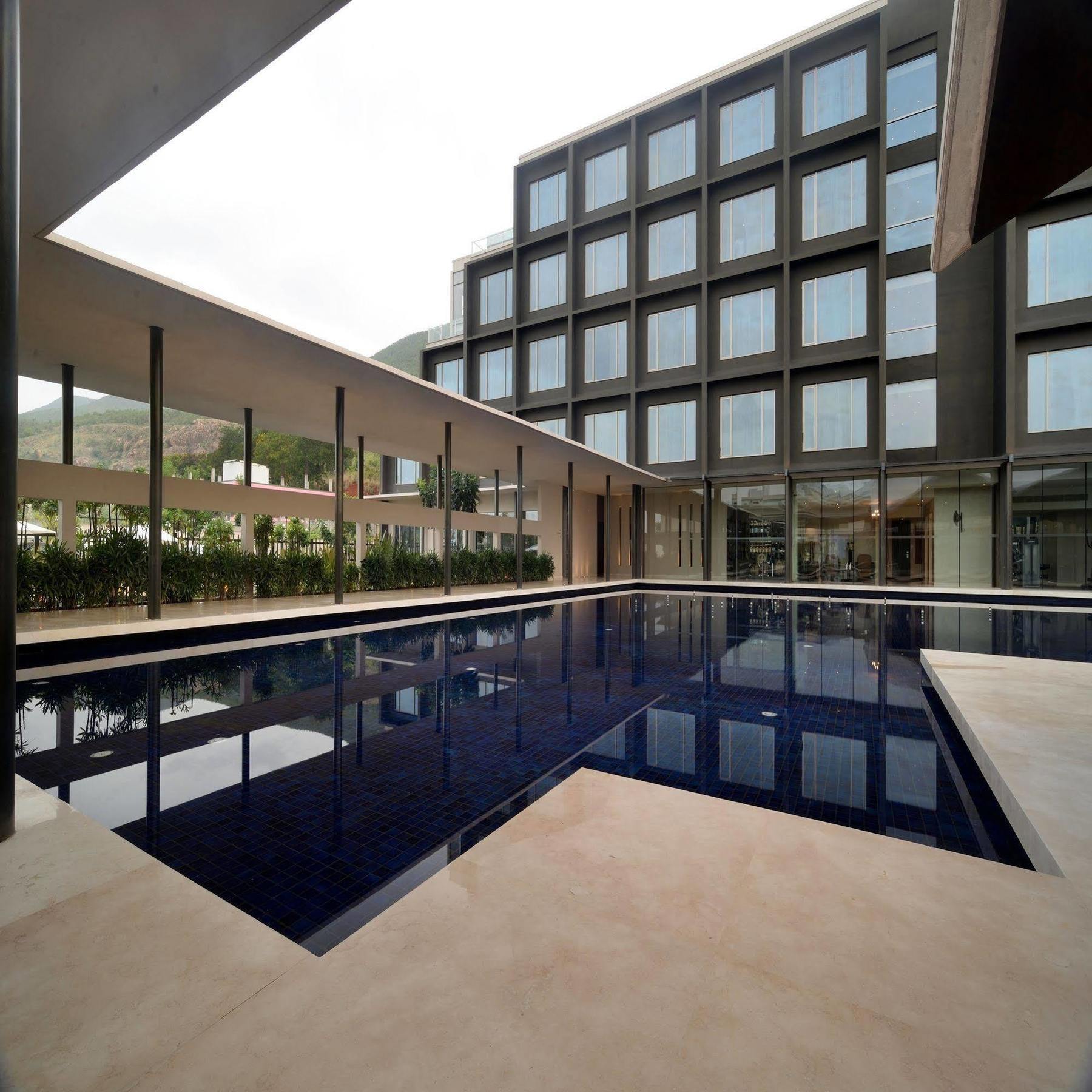טירופאטי Marasa Sarovar Premiere מראה חיצוני תמונה The courtyard of the hotel