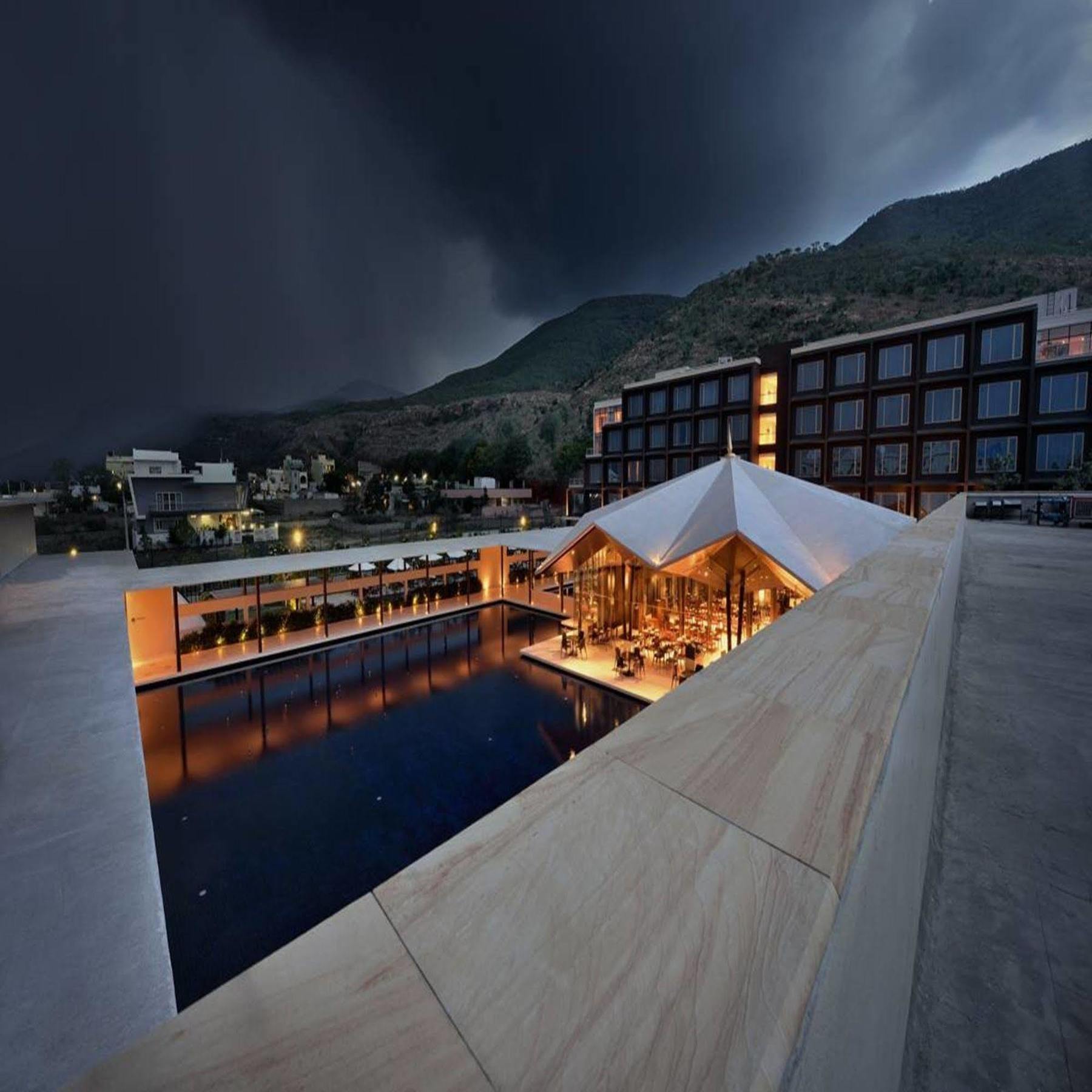 טירופאטי Marasa Sarovar Premiere מראה חיצוני תמונה The hotel at night