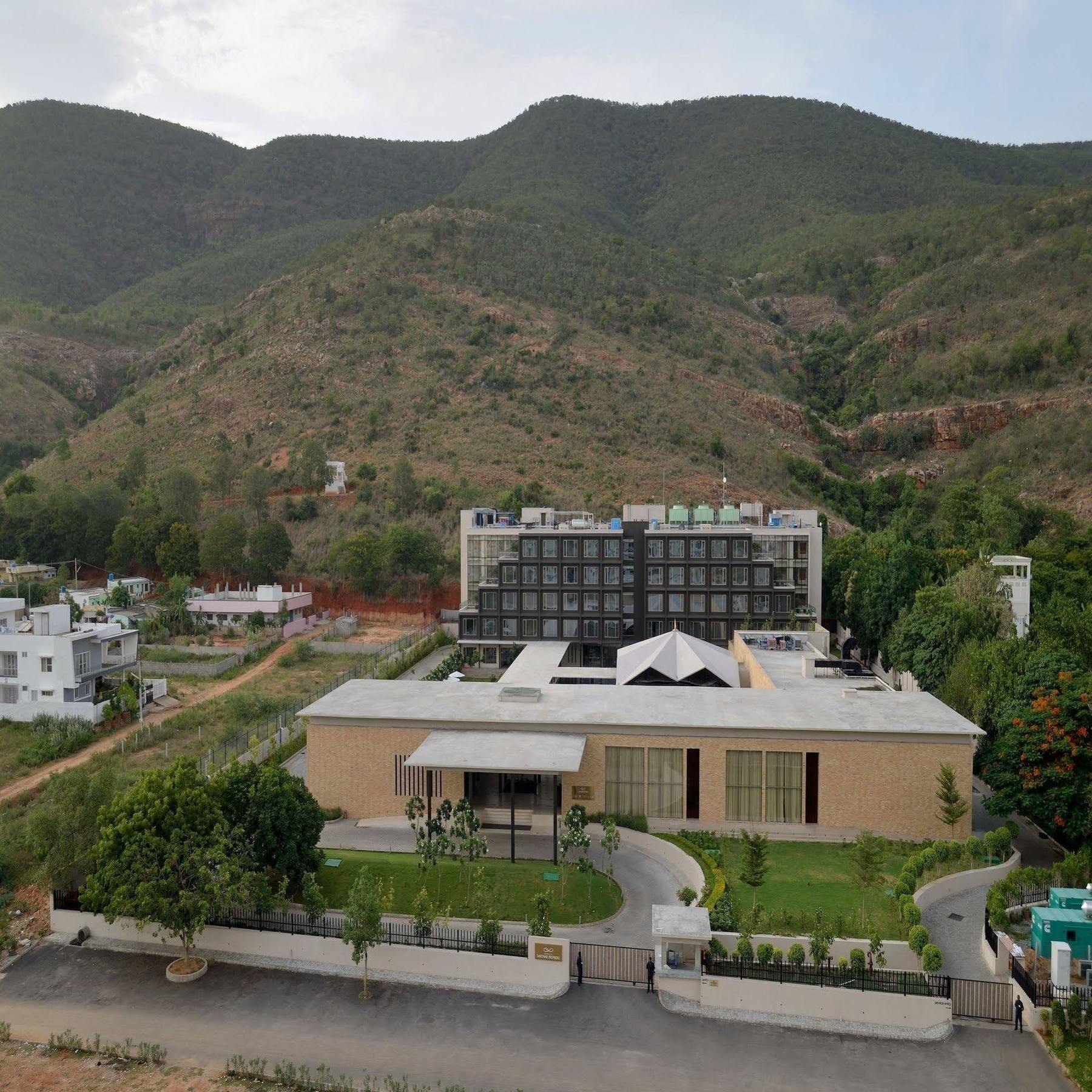 טירופאטי Marasa Sarovar Premiere מראה חיצוני תמונה The new building of the University of Patras